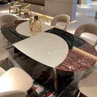 Table à manger ovale de luxe avec plateau en mosaïque de marbre naturel, table de dîner familiale moderne avec base en acier finition cuir et satiné pour la maison