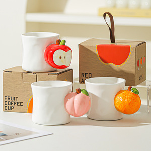 Venta al por Mayor de Tazas de Café de Cerámica Creativas en 3D con Diseño de Naranja, Tazas de Leche de Porcelana Pintadas a Mano con Diseño de Manzana, Tazas de Té con Diseño de Durazno para Regalo - Product Image 3