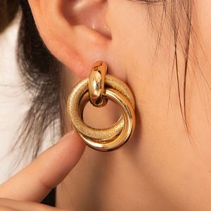 Pendientes de tuerca geométricos tridimensionales exagerados de acero inoxidable chapado en oro de 14 quilates para mujer, lisos, huecos, modernos, para fiesta - Product Image 5
