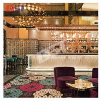 Comptoir de bar en forme de L de style industriel moderne avec présentoir à vin pour hôtel, centre commercial, résistant aux rayures, garantie 10 ans