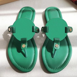 Nouvelles sandales plates à rivets en métal PU style 2026, tongs décontractées de plage, décor rond, chaussures de créateur pour femmes - Product Image 1