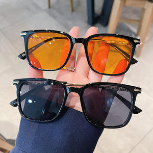 Gafas de Sol Qianai con Marco Cuadrado, Protección UV400 Tipo 3, Lentes AC con Diseño de Escamas en Negro Brillante, Naranja y Gris, para Mujer - Product Image 1