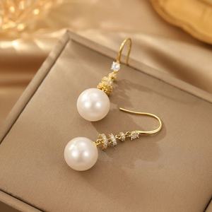 Boucles d'oreilles clous en perles de style vintage français de luxe 2025 avec zircon, bijoux en cuivre exquis pour le tempérament féminin - Product Image 4