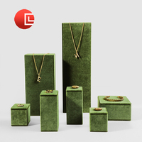 Présentation de bijoux en direct professionnelle |   Support et plateau en velours pour la prise de vue vidéo de bagues et de colliers |   Accessoires haut de gamme