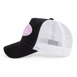 Gorras Trucker Personalizadas al por Mayor para Mujer con Bordado de Corazón, Parche Ovalado, Frente Negro, Parte Trasera de Malla Blanca y Banda de Sudor en Contraste - Product Image 4