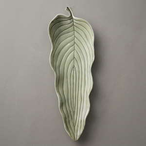 Plateau de service élégant fait main en forme de feuille verte, finition polie, plat décoratif pour la maison, les mariages, les événements, les restaurants et les cadeaux - Product Image 1