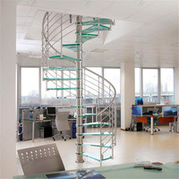 Escalier en colimaçon intérieur avec garde-corps en verre transparent et main courante élégante – Décoration raffinée pour l'espace de vie domestique