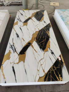 Panel de Pared de PVC con Diseño Clásico, Acabado Brillante, Lámina de Mármol Brillante de 1220*2440 mm, Revestimiento UV, Acabado de Alto Brillo, Fácil de Instalar, Resistente al Agua y al Fuego - Product Image 3