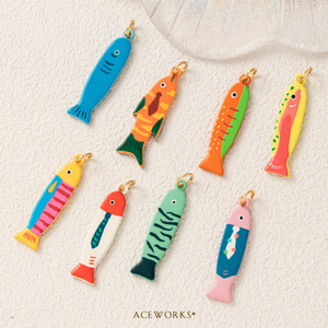 Galería de Pinturas de Sardinas |   Colgante de latón chapado en oro de 18 quilates con dijes de pez sardina pintados a mano con esmalte colorido, colgante marino para la creación de joyas - Product Image 3