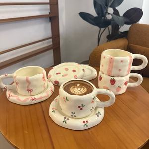 Set di <span class=keywords><strong>tazze</strong></span> <span class=keywords><strong>da</strong></span> caffè in ceramica paffuta e piattino con motivo a forma di cuore dipinto a mano Set di <span class=keywords><strong>tazze</strong></span> <span class=keywords><strong>da</strong></span> tè irregolari sotto i vetri - Product Image 4