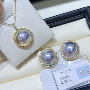 Collar de Lujo para Mujer Wonderland con Colgante de Perla Akoya G18k de 16.5-17mm, Color Púrpura, Halo de Diamantes Redondos y Cadena de Oro - Product Image 2