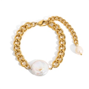Pulsera de Perlas de Agua Dulce Chapada en Oro para Mujer, Estilo Vintage, con Cadena Cubana de Acero Inoxidable - Product Image 1