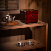 Boîte à pot unique de peinture brillante à grain de bois rouge foncé pour services à thé en porcelaine de différentes tailles et couleurs utilisées