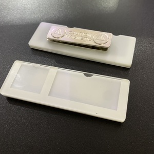 Chuyên sản xuất chi phí thấp rõ ràng Acrylic Tên Phù Hiệu với chân an toàn & móc từ - Product Image 2