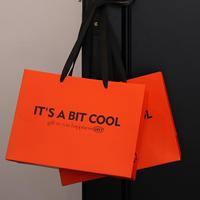 Sac fourre-tout en papier orange uni personnalisé en usine avec motif de lettres imprimé pour la promotion de la marque et l'emballage de cadeaux
