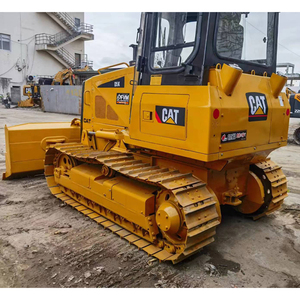 รถดันดินตีนตะขาบ Caterpillar D5K สีเหลือง ใบมีดดันดินสำหรับงานหนัก อุปกรณ์ก่อสร้าง น้ำหนัก 9500 กก. ความสามารถในการดันดิน 2 เมตร - Product Image 1