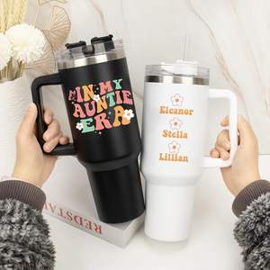 Gobelet personnalisé Auntie Era avec poignée Design classique tasse de voyage et bouteille d'eau cadeau d'annonce parfait - Product Image 5