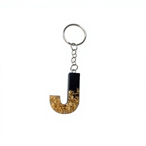 Porte-clés personnalisé en résine époxy fait main avec un pendentif lettre unique, accessoire de porte-clés élégant et personnalisé - Product Image 1