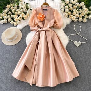 Robe plissée élégante transfrontalière à col en V et manches bouffantes avec décoration florale en 3D, taille ajustée amincissante pour femme - Product Image 1