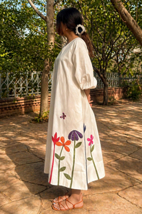 Vestido Midi Meadow Patch 100% Algodón Tejido, Cintura Natural, Mangas 3/4, Dobladillos Elásticos, Bordado Floral en la Parte Delantera y Trasera, Corte en A - Product Image 5