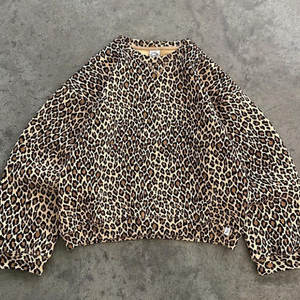 All Over Cheetah Leopard Print Thick Soft Cotton 100 Percent Hoodie Custom Mock up 500 Gsm Premium Oversized Pullover Hoodie - Product Image 4