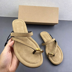 รองเท้าแตะสตรีแบบสวม พื้นเรียบ หนังกลับเทียมคุณภาพพรีเมียม ตกแต่งด้วยฮาร์ดแวร์โลหะสไตล์วินเทจ ดีไซน์หรูหรา สวมใส่สบาย เหมาะสำหรับฤดูร้อนและชายหาด - Product Image 6