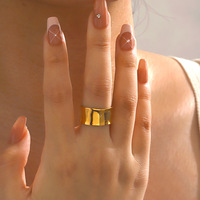 Zierlicher Edelstahlring mit 18K Goldplattierung, massiver, gewölbter Ewigkeitsring für Damen, Hochzeits- und Verlobungsgeschenk im minimalistischen Stil.