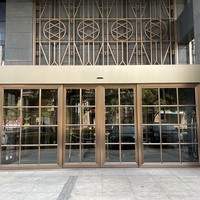 Puerta Corredera Automática Eléctrica con Sensor de Reconocimiento Facial para Control de Acceso en Oficinas, Diseño Moderno y Minimalista, Marco de Vidrio y Metal
