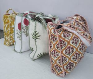 Sac à bandoulière géométrique floral imprimé à la main en Inde pour femmes avec deux sangles, doublure en coton doux, sac fourre-tout tendance pour toutes les saisons - Product Image 5