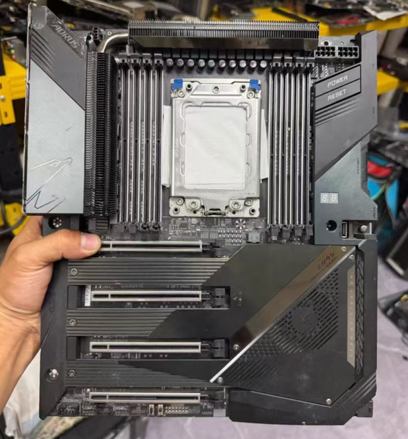 For Used Fully Tested GIGABYTE TRX40 AORUS XTREME Motherboard STRX4 for AMD 3rd Gen Threadripper PCIe4.0 Workstation Mainboard