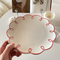 Assiette de service ronde en porcelaine creuse de style Ins, design minimaliste moderne et simple, assiette à dessert pour le petit-déjeuner à la maison, fabricant d'assiettes à gâteaux