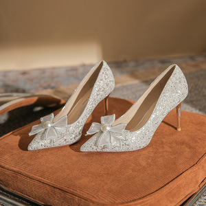 Chaussures de mariée à talon aiguille pointu et scintillant avec nœud décoratif – Tendance mode pour mariage - Product Image 1