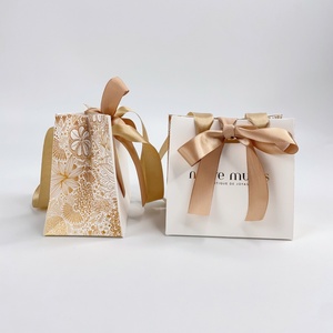 Sacs shopping en papier d'art de luxe faits à la main en gros, avec poignée en ruban, logo personnalisé, impression offset, recyclables, ODM OEM pour emballage cadeau - Product Image 5