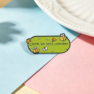 Spilla in smalto 'Come On Let's Wander' con motivi Natura, Esterno, Erba Verde, Api, Farfalle, per Zaino, Bavero, Gioiello, Regalo per Amici - Product Image 3