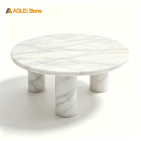 Table basse de luxe en marbre blanc. Table basse élégante en pierre naturelle ronde avec pieds cylindriques pour la décoration moderne du salon.