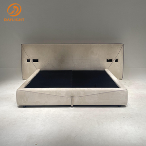 Cadre de lit moderne et luxueux de style européen minimaliste, taille Queen, avec tête de lit réglable rembourrée en mousse douce et cuir. - Product Image 2