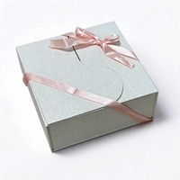 Boîte cadeau cosmétique réutilisable écologique à couvercle magnétique rectangulaire personnalisé pour ensemble de rouge à lèvres et de parfum, ruban en satin, intérieur en raphia