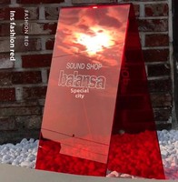 Panneau publicitaire triangulaire vertical en acrylique tendance, résistant au vent, installation facile, sur mesure