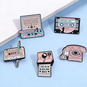 Promotion : Épinglette en émail mignonne sur le thème de la musique, Épinglette personnalisée en forme d'appareil photo vintage pour les fans de musique et la décoration artistique, Commande en gros bienvenue - Product Image 1