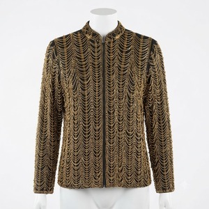 เสื้อแจ็คเก็ตสีดำสำหรับผู้หญิง ตกแต่งด้วยงานฝีมือของดีไซเนอร์ ประดับด้วยโซ่ทองคำเต็มตัว พร้อมเนื้อผ้าที่เปล่งประกายอย่างโดดเด่น - Product Image 3