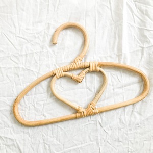 Nouveau design de vente <span class=keywords><strong>en</strong></span> gros de cintres et de supports verticaux <span class=keywords><strong>en</strong></span> <span class=keywords><strong>rotin</strong></span> naturel pour vêtements de bébé cintres pour enfants séchage de vêtements - Product Image 2
