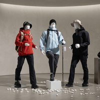 Mannequin de randonnée athlétique en FRP avec base métallique, mannequin de corps entier pour vêtements de trekking, idéal pour la présentation en vitrine de vêtements d'extérieur