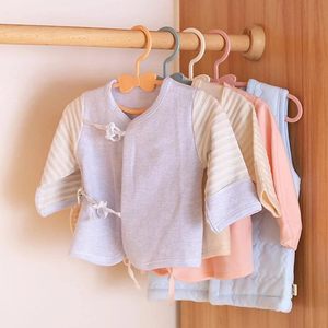 Cintre en plastique antidérapant de petite taille pour enfants, support multifonctionnel pour vêtements de bébé et articles ménagers - Product Image 4