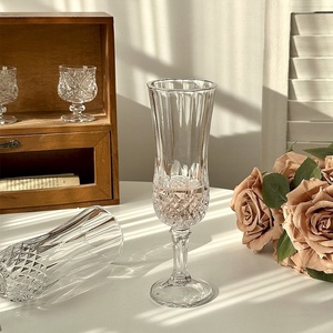 Ensemble de verres à vin sur pied faits à la main, modernes, avec motif diamant en relief et bordure dorée, gobelets élégants et transparents pour vin rouge, pour mariage et réceptions - Product Image 2