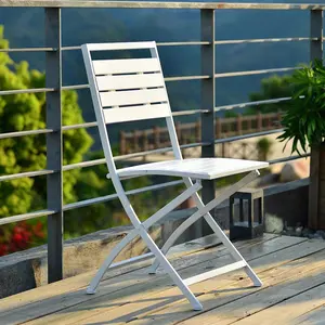 モダンな裏庭のアルミニウム折りたたみ式ガーデンダイニングテーブルと椅子