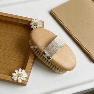 Ventes chaudes Brosse de bain pour le corps en bois de hêtre à poils de sanglier naturels en nylon ovale simple Brosse de massage réutilisable pour peau sèche Logo personnalisé - Product Image 2