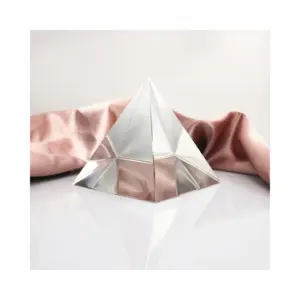 Pyramide Presse-papiers Cristal optique pour la gravure Cadeaux Pyramide en verre Europe Art populaire Cadeau d'affaires Mascotte K9 Cristal poli