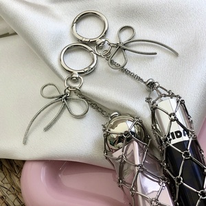 พวงกุญแจกระเป๋าตาข่ายสแตนเลสสตีลสุดหรูอเนกประสงค์ พร้อมจี้ตัวอักษร 26 ตัวแบบใหม่ยอดนิยมสำหรับตกแต่งกระเป๋าเป้ - Product Image 6
