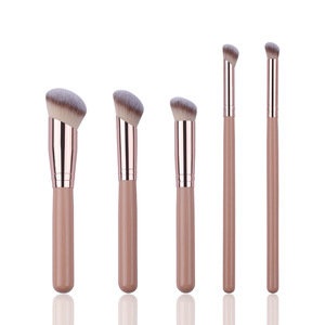 ชุดแปรงแต่งหน้าขนสังเคราะห์สีชมพู 5 ชิ้น ด้ามไม้ แปรงพัด แปรงทาหน้า แปรงทาตา แปรงรองพื้น - Product Image 1