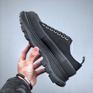 Vente en gros de baskets de luxe originales de marque McQueenes, chaussures de marche pour femmes et chaussures décontractées pour hommes - Product Image 2